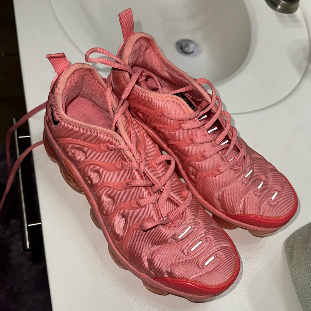 Vapor max women’s size 8. Never worn